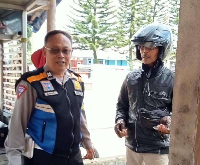 Polsek Cikoneng Polres Ciamis Sambang dan Himbauan Kamtibmas ke Warga Pengkolan