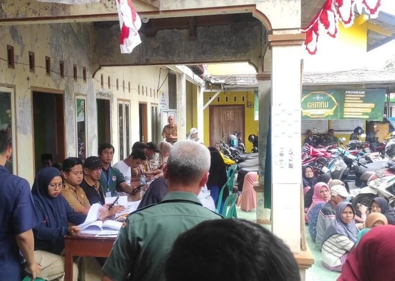 Polsek Cikoneng Polres Ciamis Monitoring Pembagian PMT ke KRS Desa Sindangsari