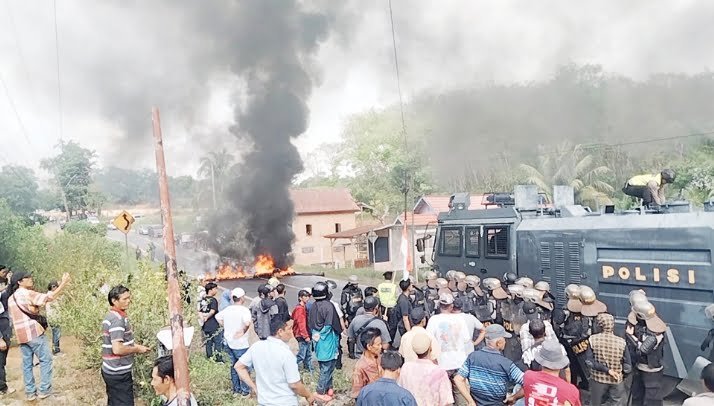 Polisi Bubarkan Paksa Massa Demo Pendukung HBA-Henny, Dengan Mengeluarkan 5 Kali Tembakan.