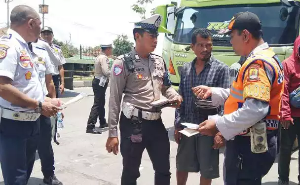 Parkir Liar Jalan Pantura