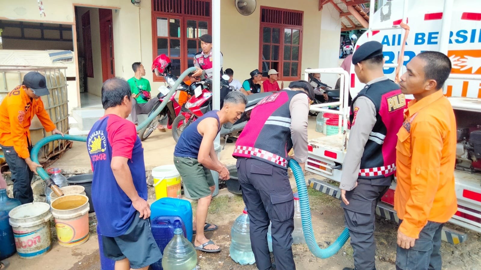 Wujud Kepedulian Polri, Polres Ciamis Salurkan 4.000 Liter Air Bersih bagi Warga Terdampak Kekeringan