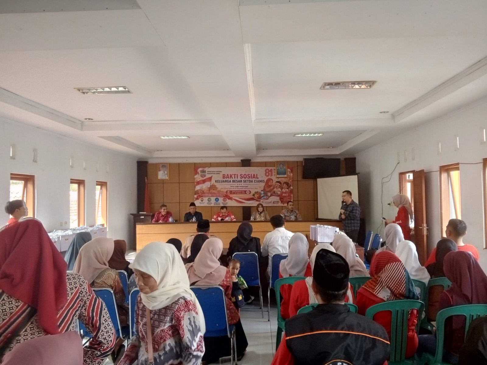 Polsek Cihaurbeuti Kawal Baksos HUT RI, Pastikan Penyaluran PMT bagi 79 Penerima Manfaat Berjalan Aman
