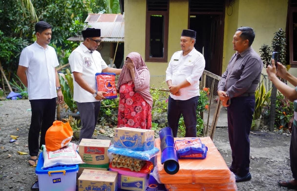 Korban Kebakaran di Kabu Blang Sapek Terima Bantuan Masa Panik dari Pemkab Nagan Raya
